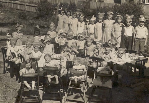 Children from Rydes Hill are gathered for a photo. Many of them appear to be squinting at there camera – the sun must have been in their eyes.