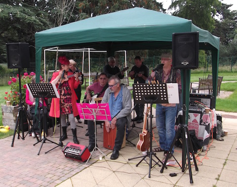 The ukulele band that provided the live music at Worplesdon View.