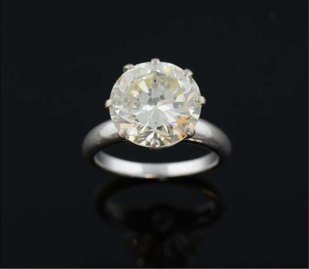 Large single stone diamond ring, round brilliant-cut diamond weighing approximately 5.50cts (£7,000 to £9,000)