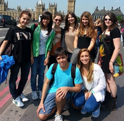 A group of young Chilean students, based in Guildford, enjoying the sights of London.