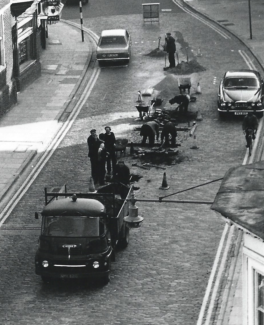 Repairing the setts in 1972, but where exactly in the High Street? Click to enlarge in a new window.