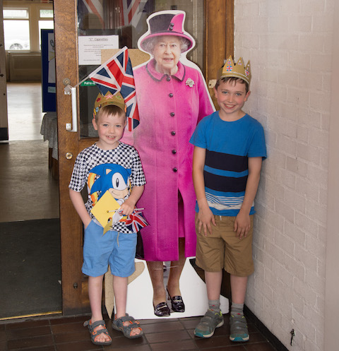 Fairlands held a picnic and afternnon of entertainment to celebrate the Queen's 90th birthday.