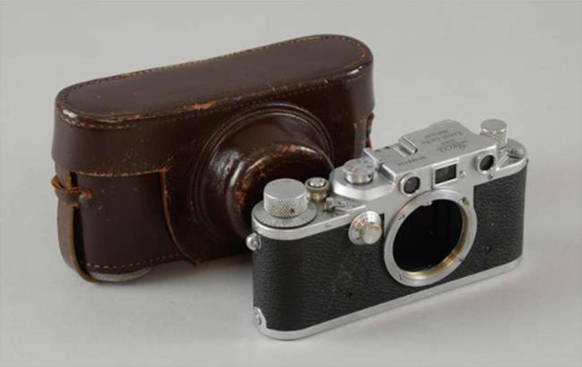 Leica D.R.P. Ernst Leitz Wetzlar camera, serial number 368330 with leather case